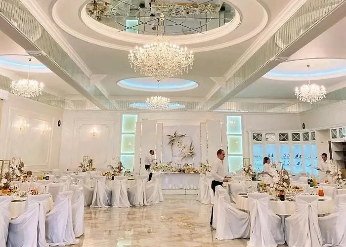 And Restaurant Velure מלון *