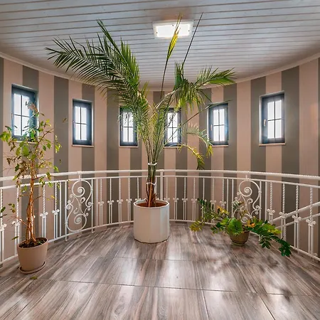 And Restaurant Velure Hotel *