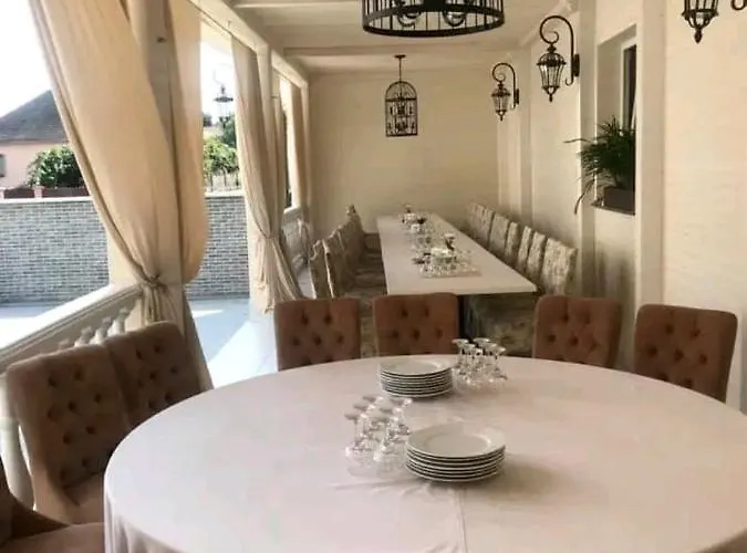 And Restaurant Velure